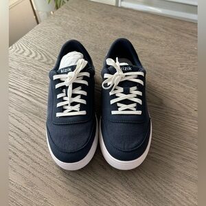 Kizik kids no tie Shoes Navy Size 4.5 NWB
